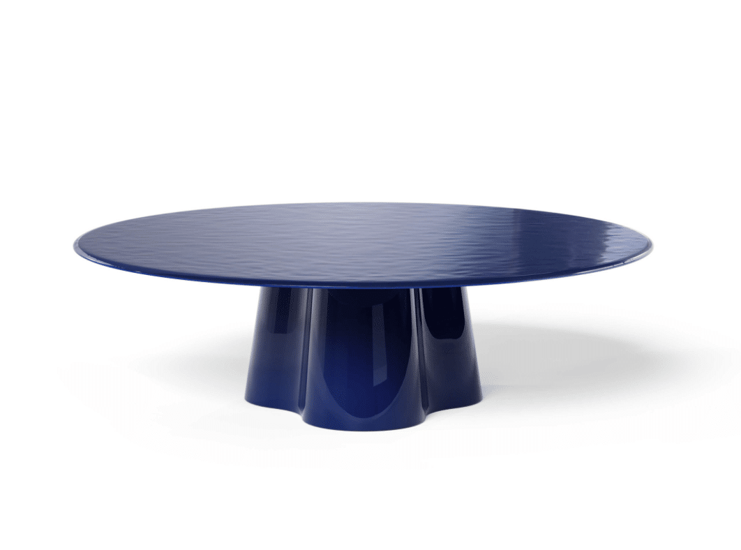 Table d'appoint Treflo bleu cobalt forme organique sur fond blanc épuré, design sculptural KAZUO Circle Store Biarritz.