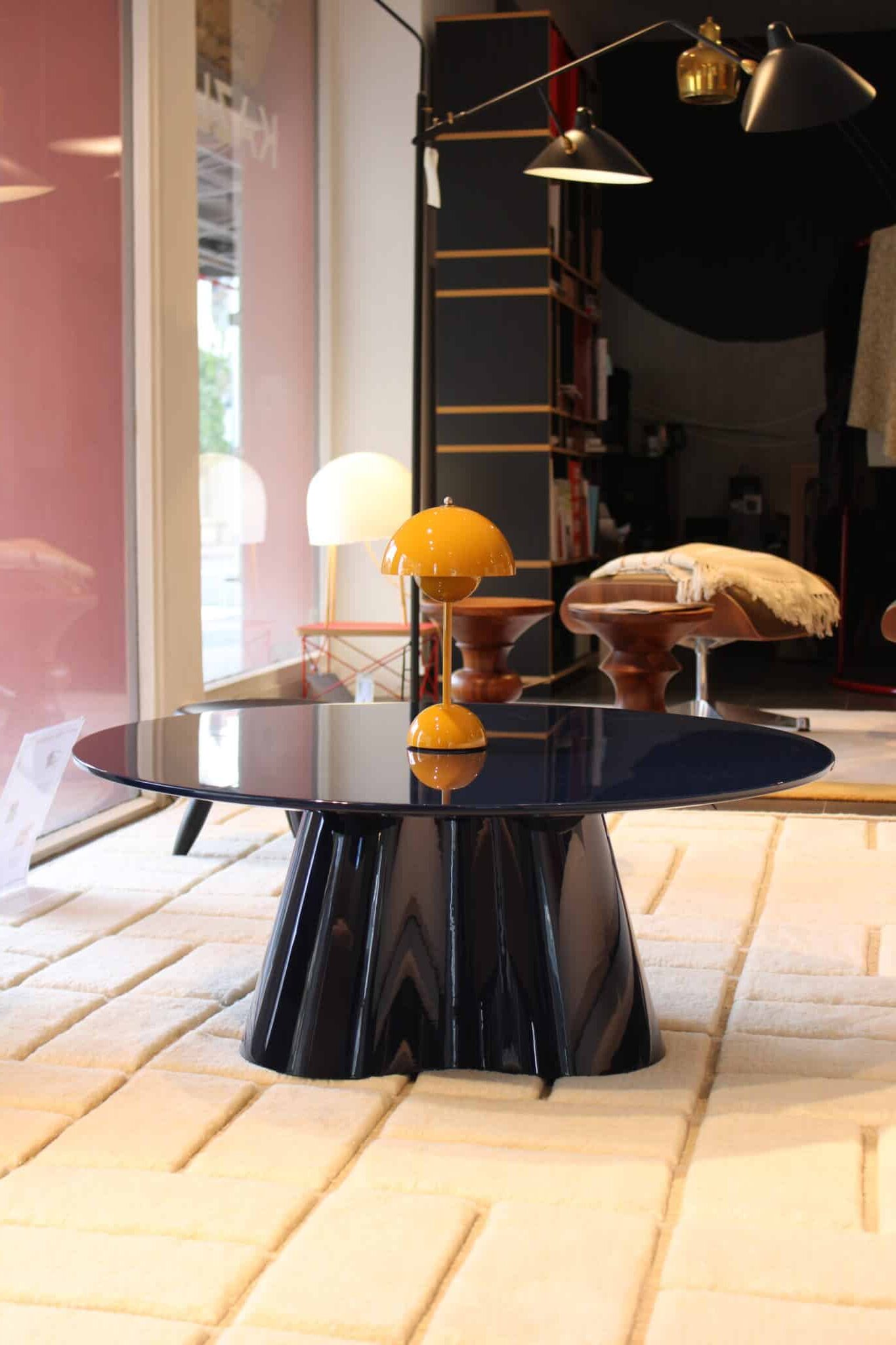 IMG_0709 Table d'appoint Treflo bleu cobalt forme organique sur fond blanc épuré, design sculptural KAZUO Circle Store Biarritz.