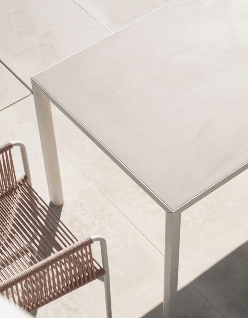 Table outdoor Plein Air par Michael Anastassiades pour Roda — structure aluminium, plateau grès recyclé — Showroom Kazuo Biarritz