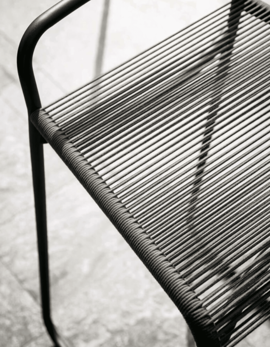 Chaise outdoor Harp 759 par Rodolfo Dordoni pour Roda. Inox soudé main, cordage polyester tissé main. Icône de l'artisanat outdoor. Showroom Kazuo Biarritz.